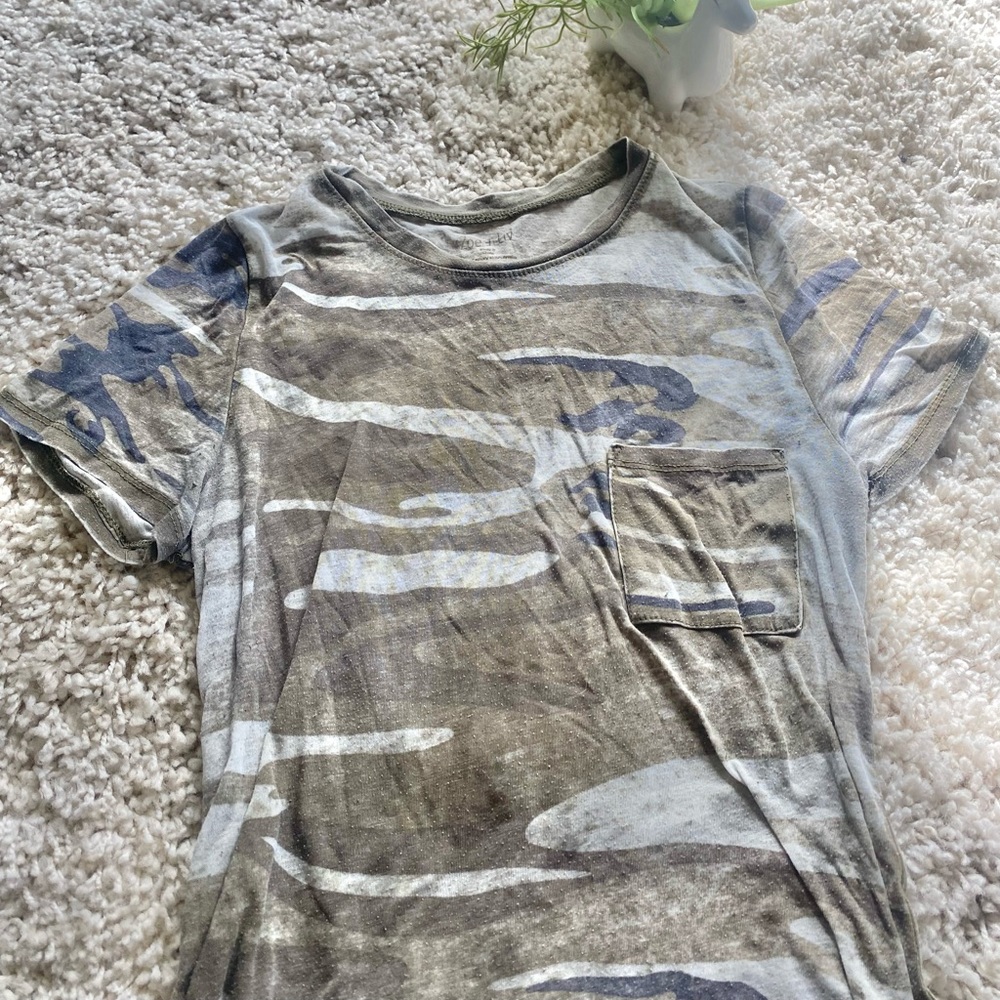Simple and chic army pattern long pocketed t shirt